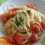 Spaghetti al pomodoro fresco con crema di basilico