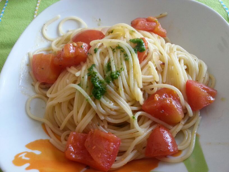 Spaghetti al pomodoro fresco con crema di basilico