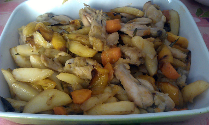 Pollo con patate peperoni e carote