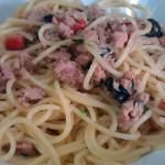 Spaghetti con tonno pomodorini e olive nere