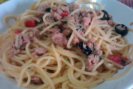spaghetti-tonno-pomodorini-olive